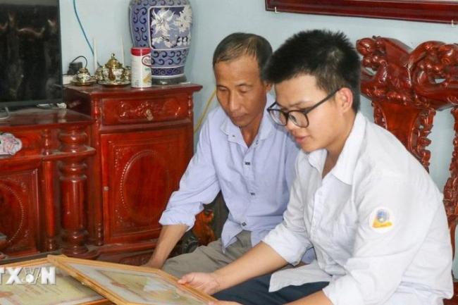 Hình ảnh học sinh tự tin vẽ và tìm hiểu kiến thức điện tử lớp 11